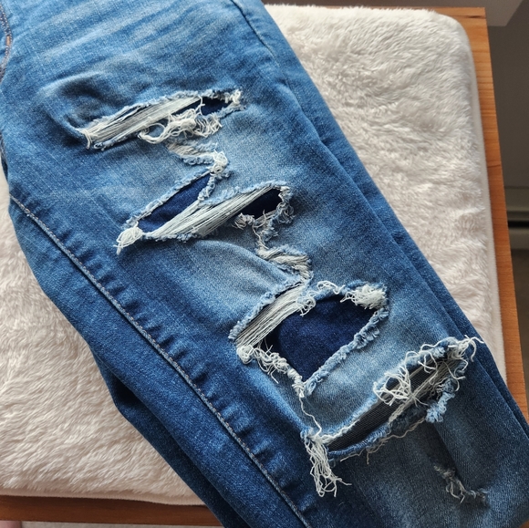 American Eagle Distressed High-Rise Jegging - Picture 7 of 9
